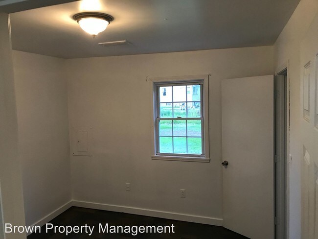 Building Photo - 3 br, 1 bath House - 638 wood river ave.