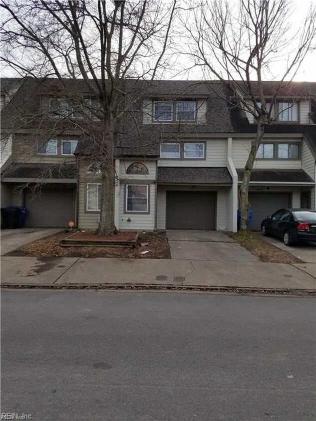 Primary Photo - Three story townhouse in centrally located...