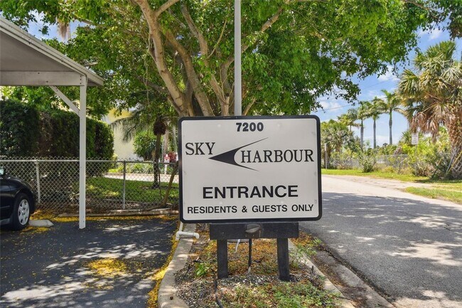 Building Photo - 1 bedroom condo just seconds from the Skyway