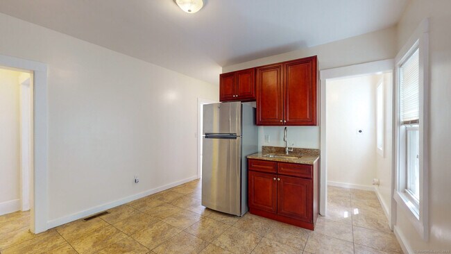 Foto del edificio - 679 Winchester Ave