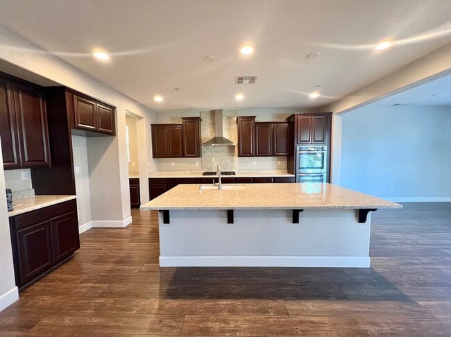 Foto del edificio - Elegant and Spacious Home with Pool & Park Views in Prime Roseville Location!