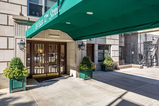 Entrada - 114 E 72nd St