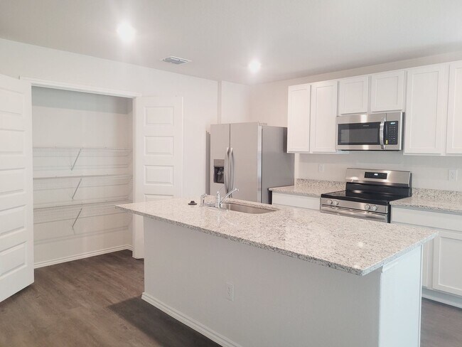 Foto del edificio - "Like New" 1-story | 4 bedroom | 2 bath home on quiet cul-de-sac with no neighbors behind in tran...