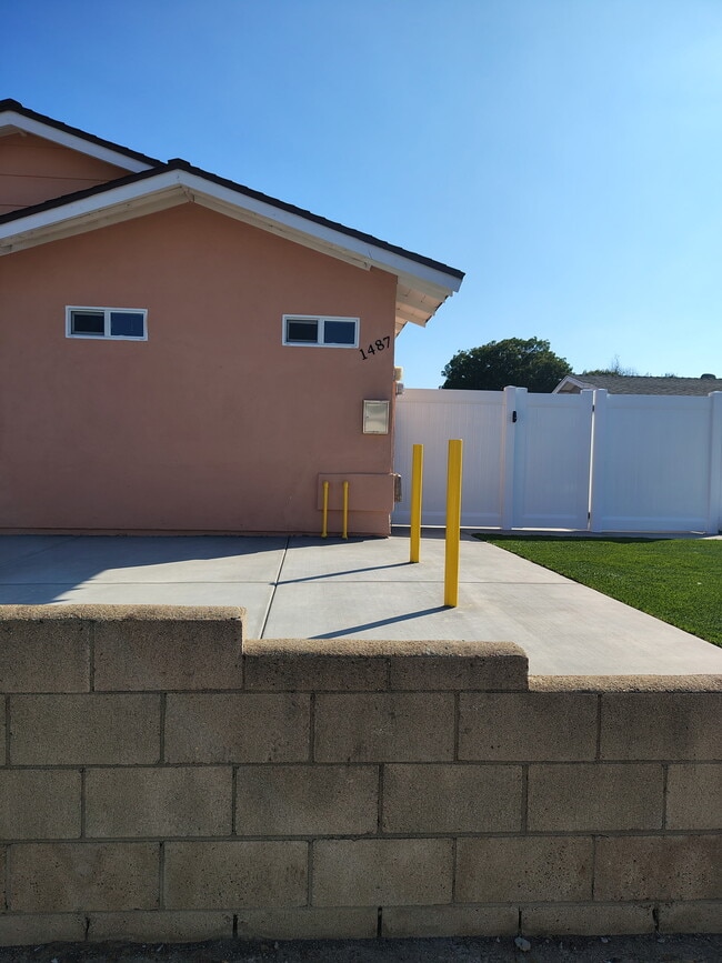 Building Photo - 1487 Hilltop Dr