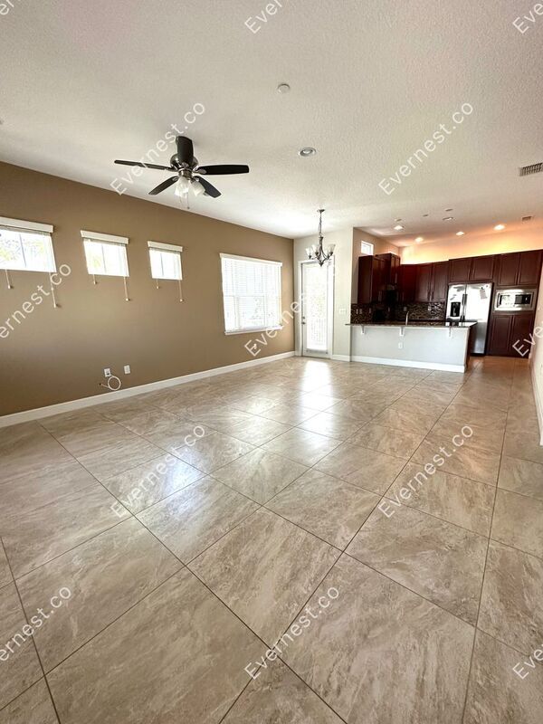 Foto del edificio - 13873 Benavente Ave