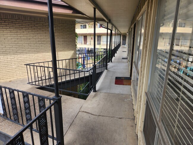 Foto del edificio - 5000 Bowser Ave