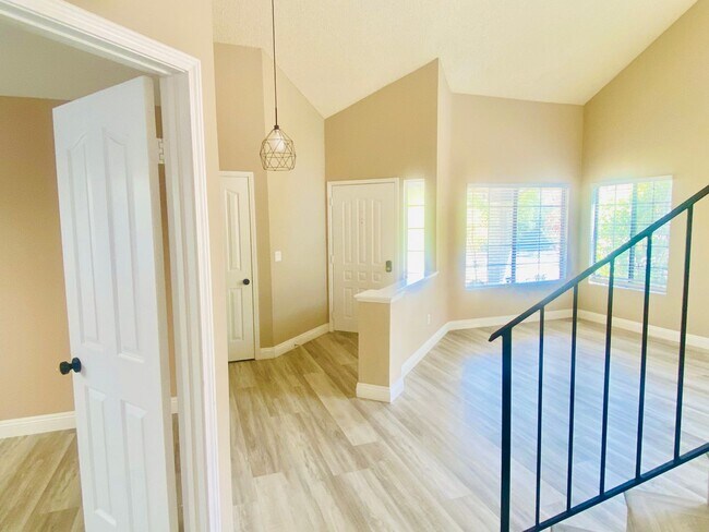 Building Photo - Calabasas Two-Story 4b/3b Beautifully & Mo...