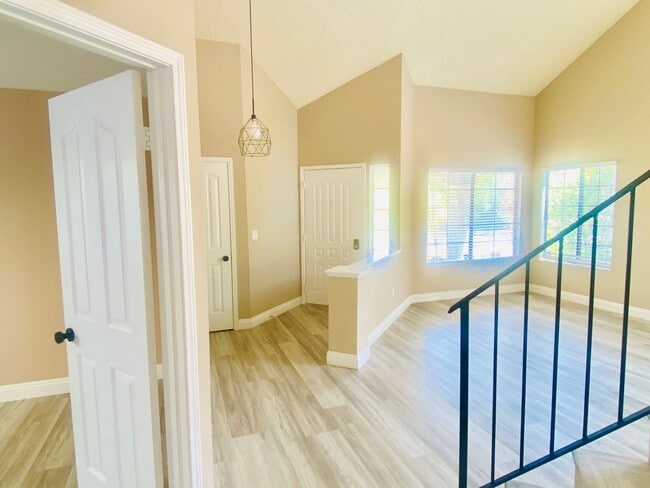 Foto del edificio - Calabasas Two-Story 4b/3b Beautifully & Mo...