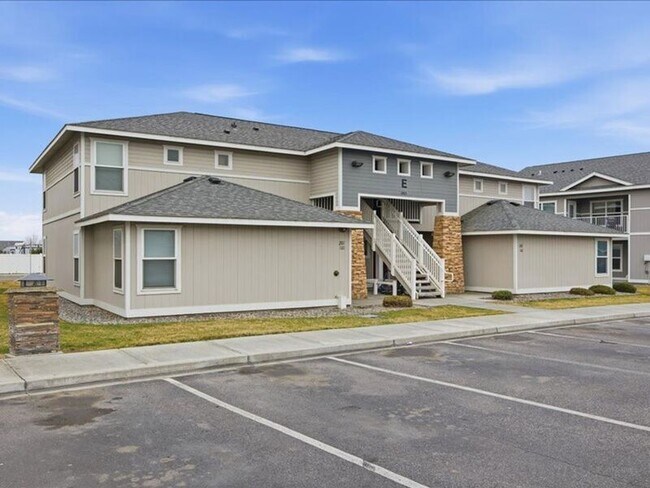 Foto del edificio - 6405 Chapel Hill Blvd