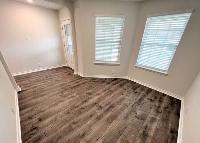 Restaurantes - 13328 Sugarberry Elm