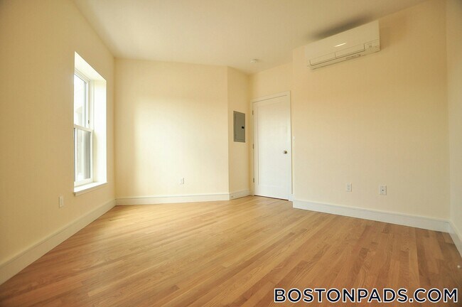 Building Photo - 877 Beacon St