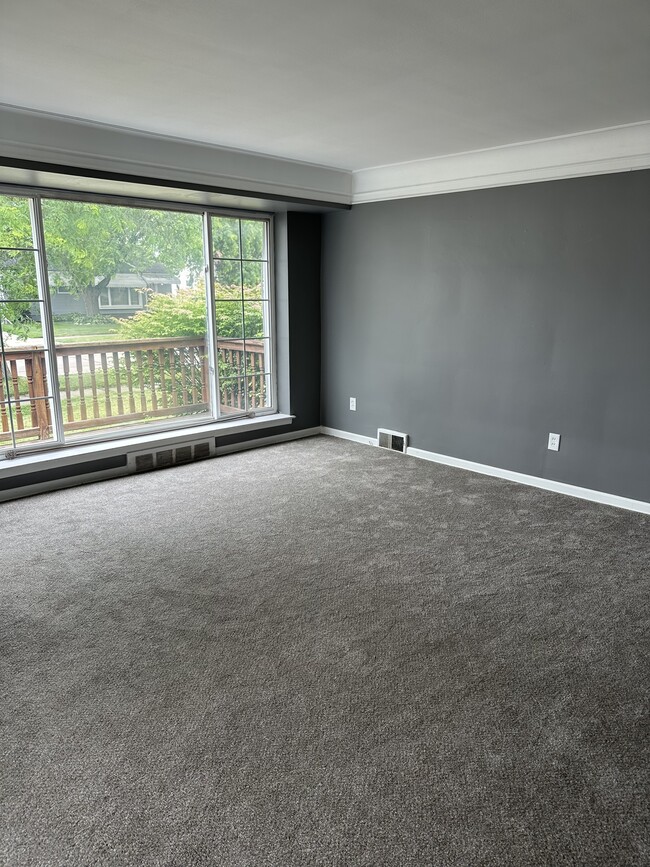 Building Photo - 29625 Rosslyn Ave