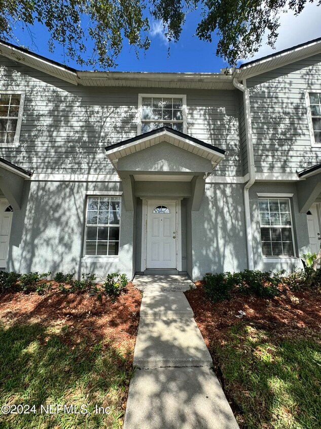 Foto principal - 8440 McGirts Village Ln
