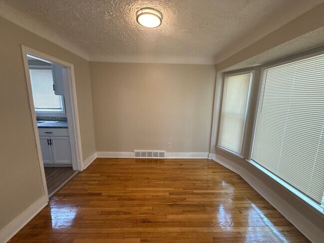 Foto del edificio - Renovated 3-Bedroom Home – We Welcome Sect...