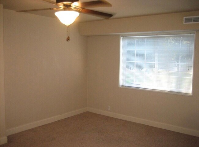 Building Photo - 513 Grandview Ct