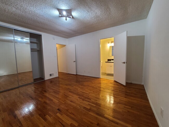 Foto del edificio - 551 N Sweetzer Ave