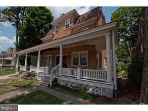 Building Photo - 527 S High St