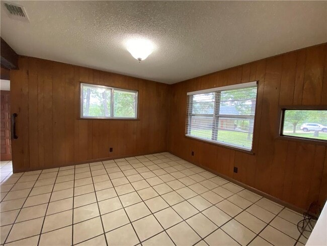 Building Photo - 421 Leisure Ln