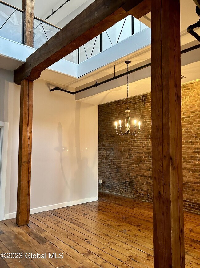 Building Photo - 169 River St