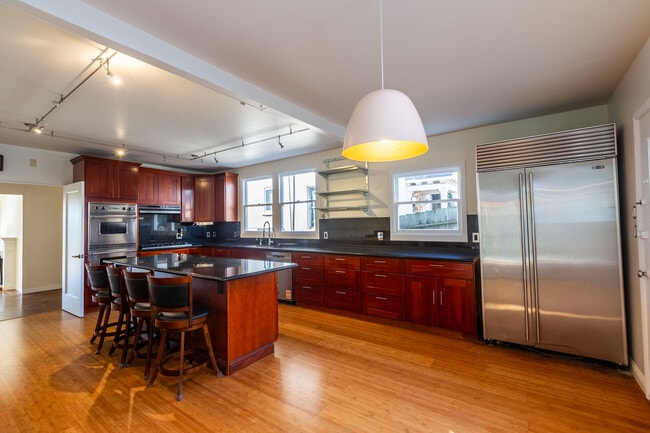 Building Photo - 1030 Ulloa St