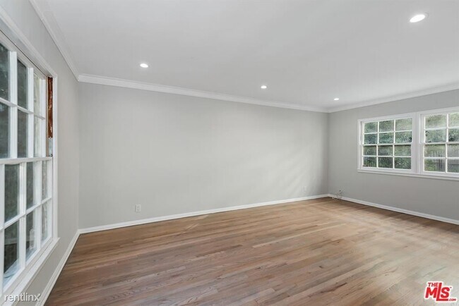 Building Photo - 3 br, 3 bath Condo - 8567 Holloway Dr Apt 2