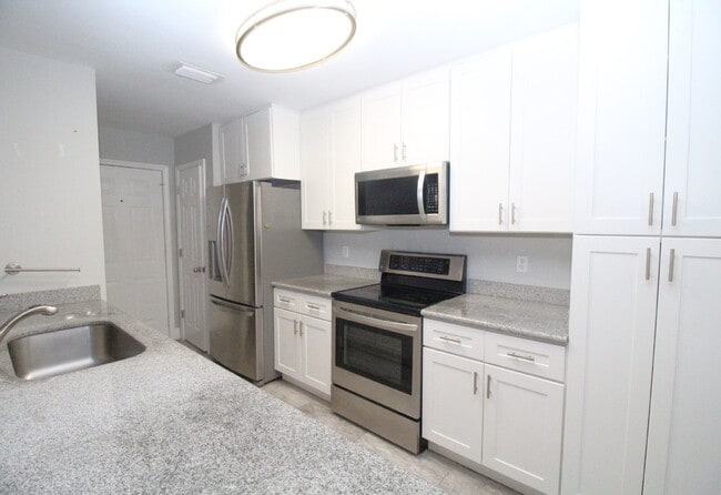 Building Photo - Northeast Pensacola 3/2 with Fenced Yard &...