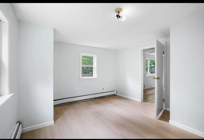 Building Photo - 10 Eastview Dr