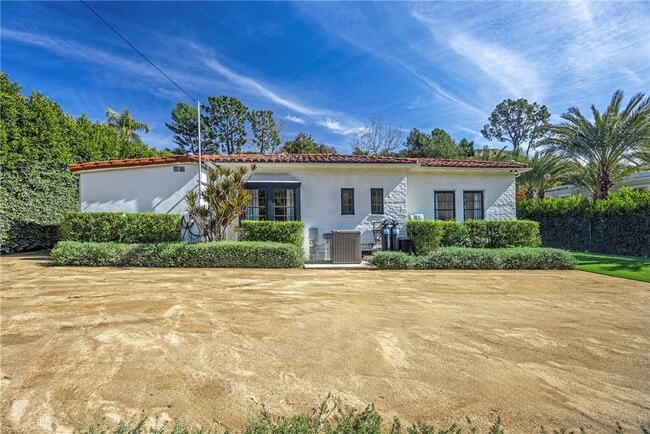 Building Photo - 1720 Coldwater Canyon Dr