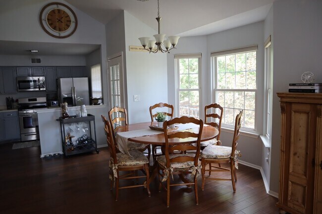 Building Photo - 812 Porter Way W