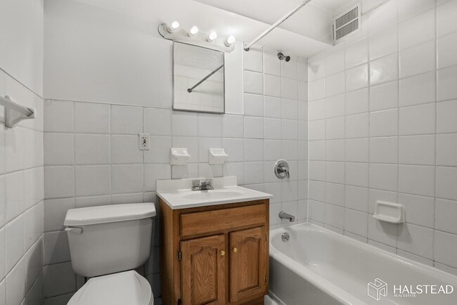 Building Photo - 1 bed with a private backyard!