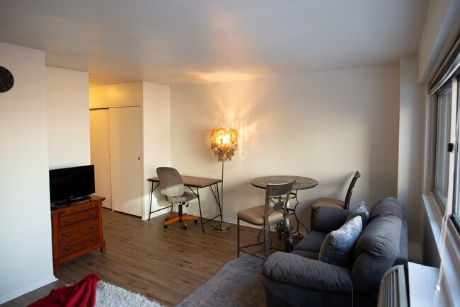 Building Photo - 2101 Chestnut St