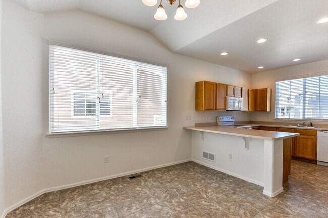 Building Photo - Village East Home available in Windsor!