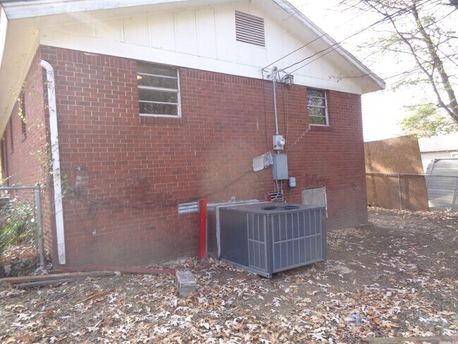 Building Photo - 3924 Sanders St