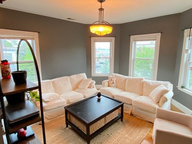 Building Photo - 99 Fellsway W