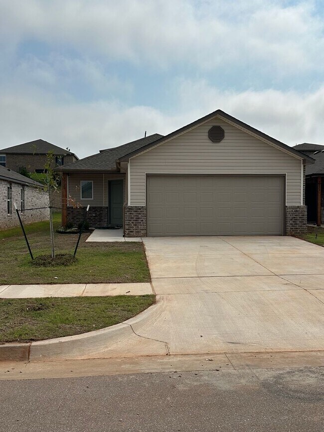 Foto del edificio - Pre-Leasing Now | Charming 3-Bedroom, 2-Bath Home in Yukon – Available Soon