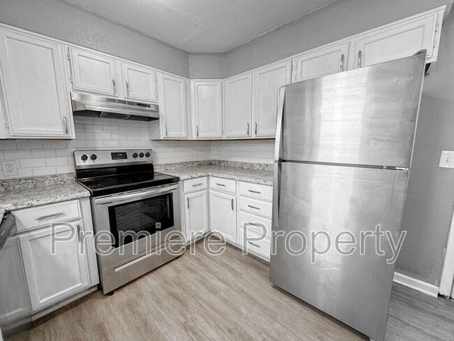 Building Photo - 807 S Savage St
