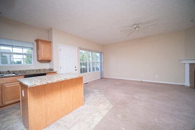Building Photo - 565 Stonegate Dr