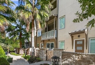 Building Photo - 985 Doheny Way