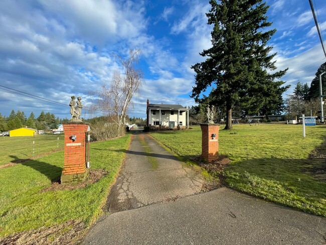 Building Photo - Oregon City 4 Bedroom 3.5 Baths House with...