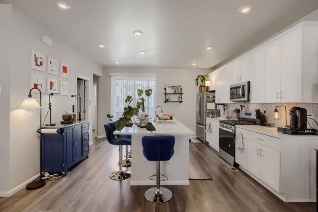 Foto del edificio - Spacious 3-Bedroom Home with Modern Finishes in North Broomfield