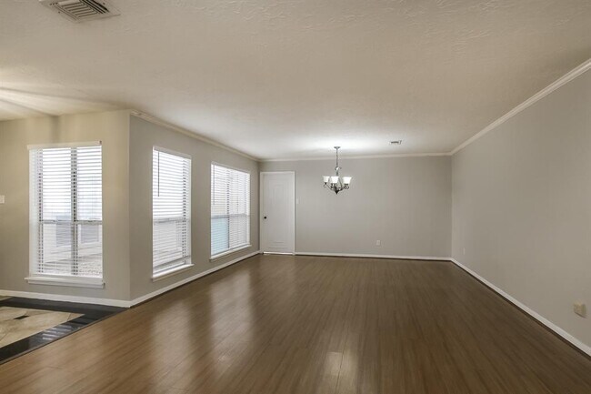 Building Photo - 3202 Holly Green Dr