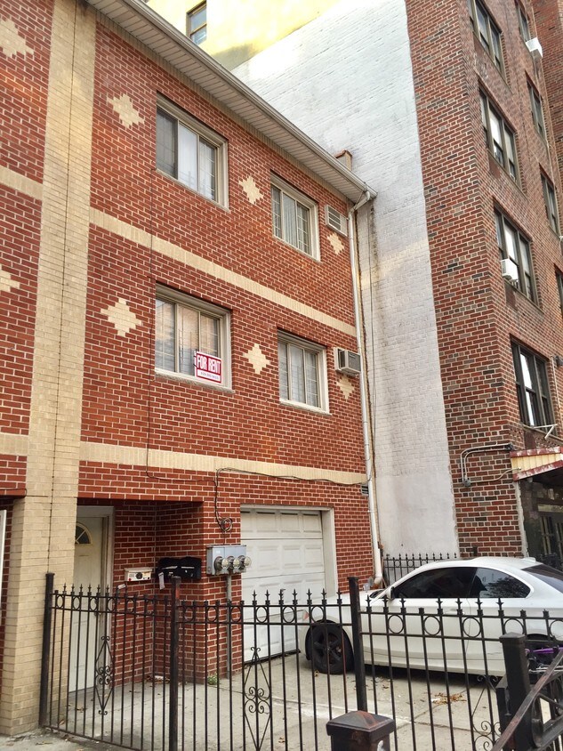 Primary Photo - 404 E 21st St