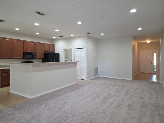 Foto del edificio - Three Bedroom Home at Charleston Park in Apopka