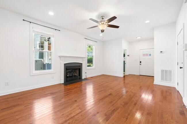 Building Photo - Charming 3 bedroom, 2.5 bath home with fen...