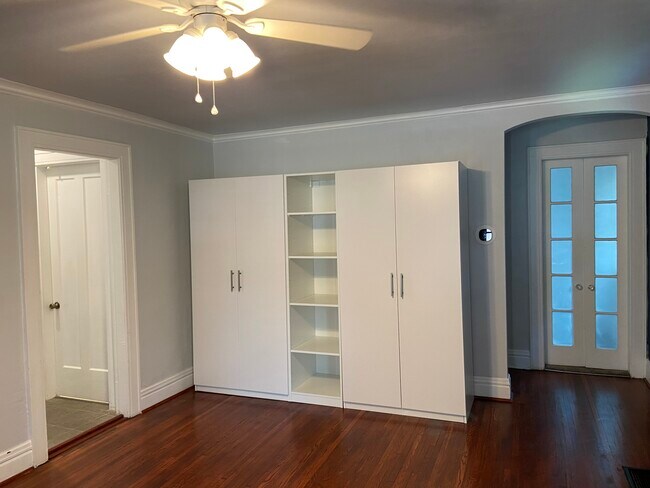 Sala de estar con estantes de almacenamiento y exhibición. - 1617 Richmond Ave