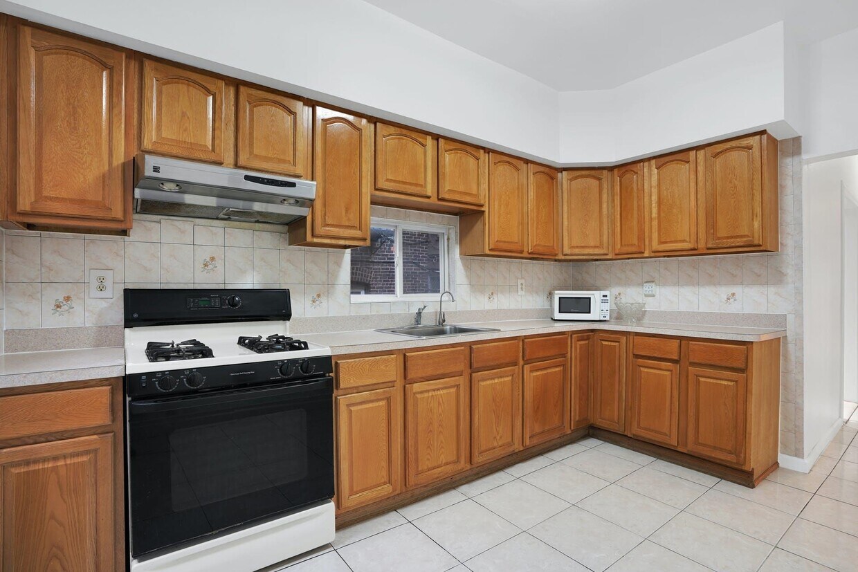 Primary Photo - 308 58th St