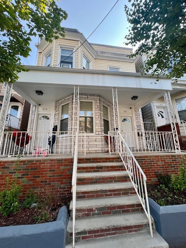 Primary Photo - 313 16th St