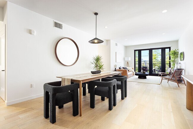Interior Photo - Estelle