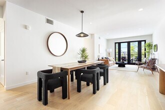 Interior Photo - Estelle