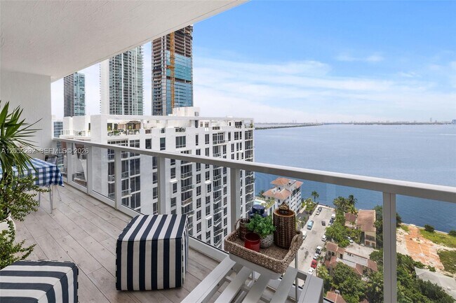 Foto del edificio - 600 NE 27th St